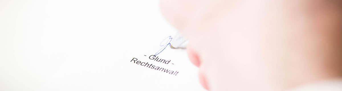 Rechtsanwalt Christian Glund aus Much zeigt ein weisses Blatt, eine Hand und eine beginnende Unterschrift by skyview-media